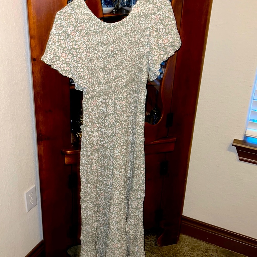 SUCH A CUTE DRESS!!! SO flattering and love it for spring or summer!